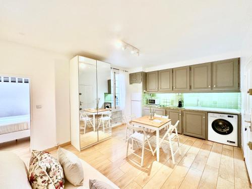 une cuisine et un salon avec une table et des chaises dans l'établissement Èrsextius, IB, Aix-en-Provence, à Aix-en-Provence