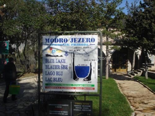 a sign in the grass next to a sidewalk at Apartment Bibo in Grubine