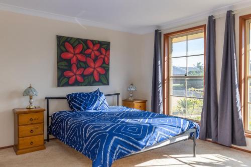 Schlafzimmer mit einem Bett und einem Fenster in der Unterkunft Fishermans Delight Waterfront in Sussex inlet