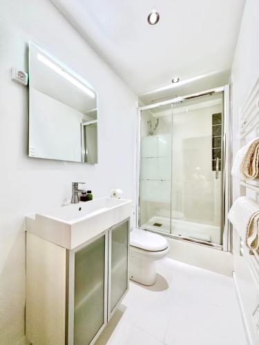 une salle de bain avec un lavabo, des toilettes et une douche dans l'établissement Èrsextius, MG, Aix-en-Provence, à Aix-en-Provence