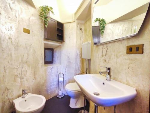 サン・ジミニャーノにあるIl Bacio Del Sole San Gimignano Apartmentsのバスルーム(洗面台、トイレ付)