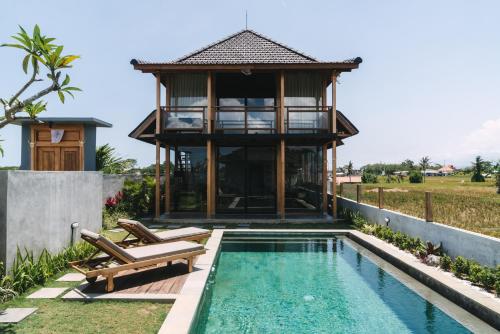 uma villa com uma piscina e uma casa em DABA - Designer Villas in Perenenan - Beach 600M em Canggu