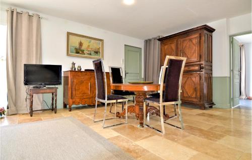 une salle à manger avec une table et des chaises et une télévision dans l'établissement Gorgeous Home In Carpentras, à Carpentras
