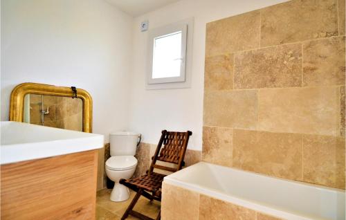 ein Badezimmer mit einer Badewanne, einem WC und einem Waschbecken in der Unterkunft Nice Home In Carpentras With Wifi, Private Swimming Pool And 3 Bedrooms in Carpentras