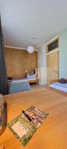 Habitación con cama y mesa de madera con sidra de mesa en Pension Schul Inn, en Ruhla