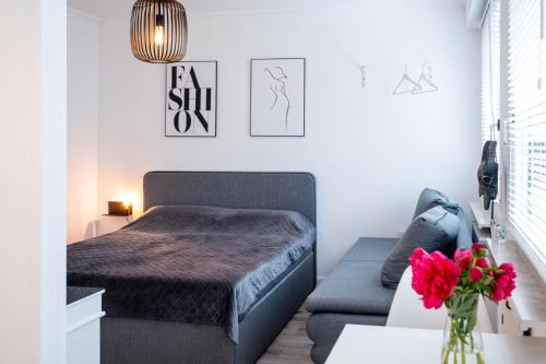 um quarto com uma cama e um sofá em Köhlz Appartment & Restaurant im 1. OG 