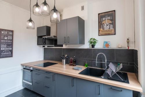 une cuisine avec un évier et un plan de travail dans l'établissement KASA Cocon - Entièrement équipé avec Balcon, à Saint-Étienne