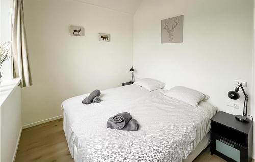 Postel nebo postele na pokoji v ubytování Cozy Home In Oosterwolde With Sauna