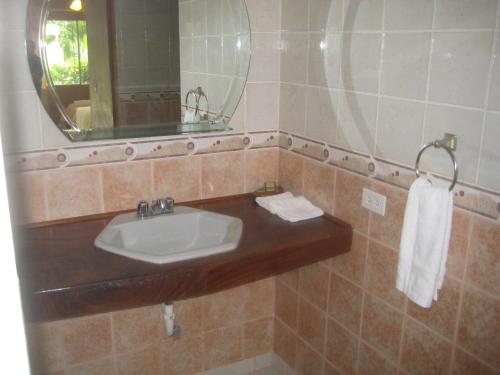 a bathroom with a sink and a mirror at Casa Loma in Pedasí Town