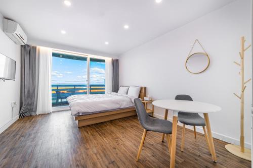 Ein Bett oder Betten in einem Zimmer der Unterkunft Sky Sea Pension