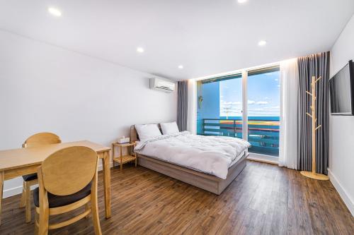 Ein Bett oder Betten in einem Zimmer der Unterkunft Sky Sea Pension