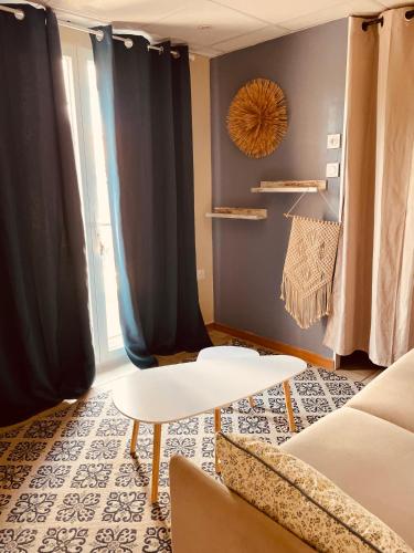un salon avec un canapé et une table dans l'établissement Chez So', à Martigues