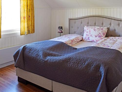 1 Schlafzimmer mit 2 Betten und einem Fenster in der Unterkunft Apartment Frederikstad in Fredrikstad
