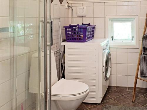 La salle de bains est pourvue de toilettes et d'un lave-linge. dans l'établissement Apartment Frederikstad, à Fredrikstad