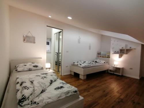 Posteľ alebo postele v izbe v ubytovaní Apartmani Kiko