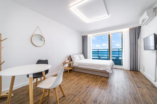 Ein Bett oder Betten in einem Zimmer der Unterkunft Sky Sea Pension