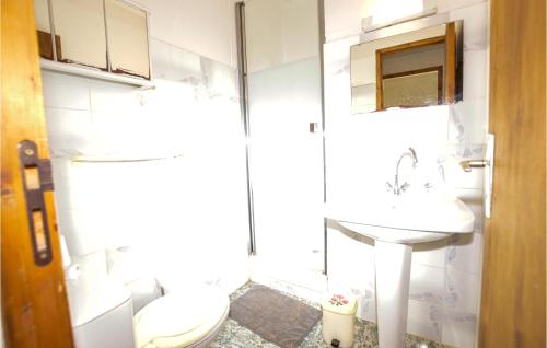 Koupelna v ubytování 1 Bedroom Nice Apartment In Carcheto Brustico