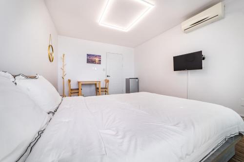 Ein Bett oder Betten in einem Zimmer der Unterkunft Sky Sea Pension