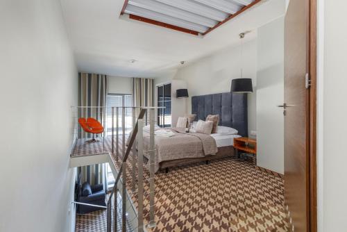 Pokój hotelowy z łóżkiem i balkonem w obiekcie Royal Tulip Sand Zdrojowa Mezzanine Hotel Room by Renters w Kołobrzegu