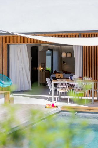 a house with a pool and a table and chairs at Villas les Capucines in Sète