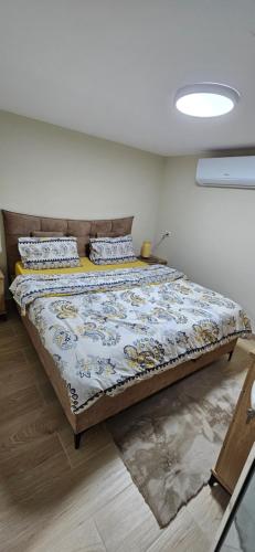 Una cama o camas en una habitación de הבקתה של רומי