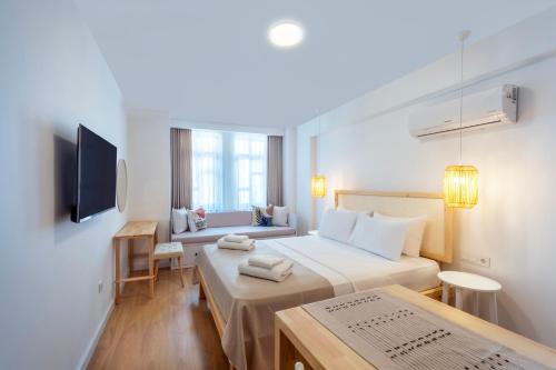 een hotelkamer met 2 bedden en een televisie bij Audo Studio Hotel in Antalya