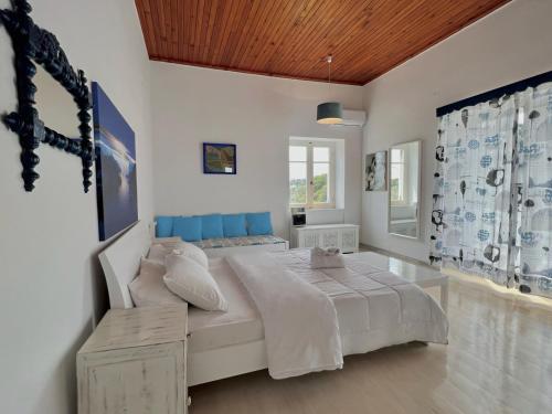 Un pat sau paturi într-o cameră la Villa Ancora Spetses