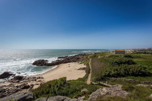 a view of a beach with the ocean at 480 Liberdade Apartamento in Labruge
