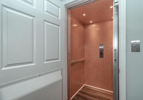 eine Tür, die zu einer Dusche im Bad führt in der Unterkunft Sweet Caroline in Myrtle Beach