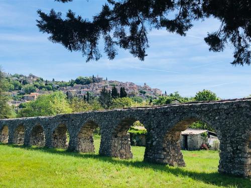 an old stone bridge in a field of grass at Mas Lou Piastoun in Fayence