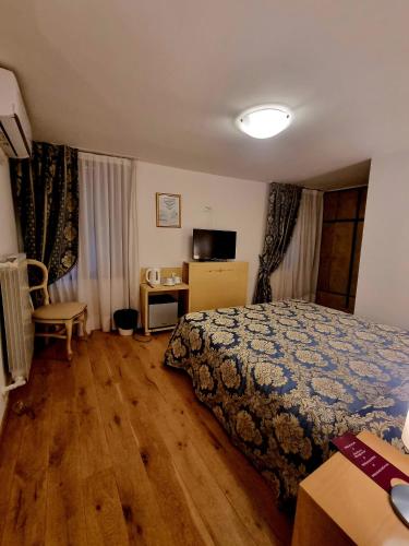 a hotel room with a bed and a television at Albergo Casa Peron in Venice