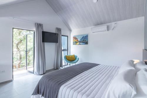a bedroom with a large bed and a blue chair at Laurentino Loft & Home in Villa General Belgrano
