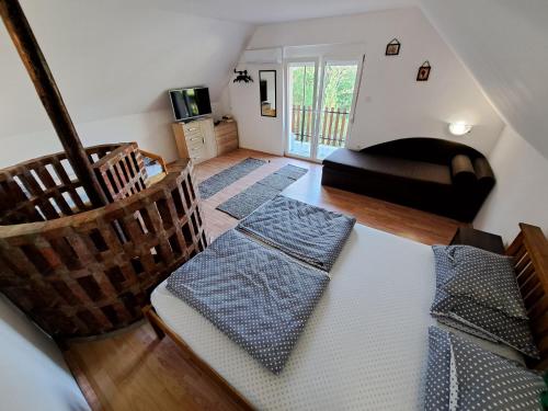 uma sala de estar com uma cama e um sofá em Hármas Apartman - Zsóryfürdő Mezőkövesd em Szihalom