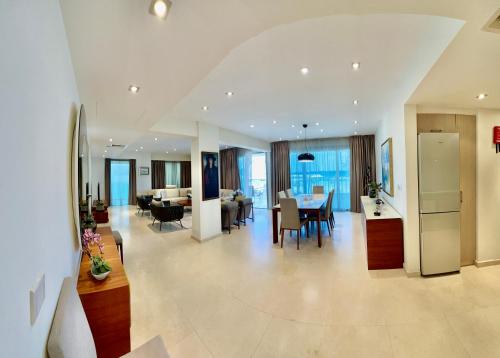 ein großes Wohnzimmer mit einer Küche und einem Esszimmer in der Unterkunft Aphrodite Plaza in Larnaka