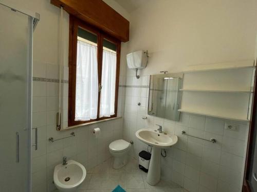 een badkamer met een toilet en een wastafel bij Nuova ristrutturazione a due passi dal Mare in Castiglione della Pescaia