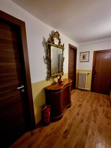 a room with a mirror and a wooden floor at Albergo Casa Peron in Venice