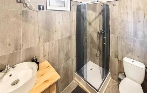 een badkamer met een douche, een toilet en een wastafel bij Lovely Home In Wersk With Kitchen in Wersk