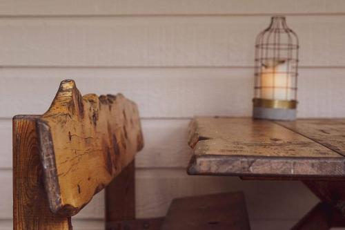 klatka dla ptaków siedząca na drewnianym stole w obiekcie Seaview Retreat w mieście Adventure Bay