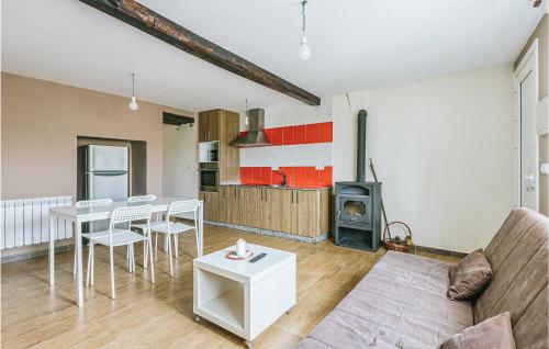 salon z kanapą i stołem w obiekcie 1 Bedroom Stunning Home In Galicia w mieście Belesar