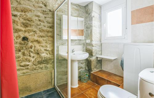 W łazience znajduje się umywalka i prysznic. w obiekcie 1 Bedroom Pet Friendly Home In Galicia w mieście Belesar