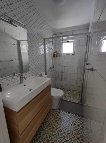 ein Badezimmer mit Waschbecken und Toilette in der Unterkunft Casa da Paz #1 in Vila Nova de Milfontes