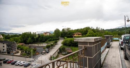 Ein allgemeiner Bergblick oder ein Berglick von des Bed & Breakfasts aus
