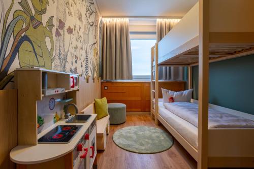 クアオルト・オーバーヴィーゼンタールにあるElldus Resortの二段ベッド1組、キッチンが備わる小さな客室です。