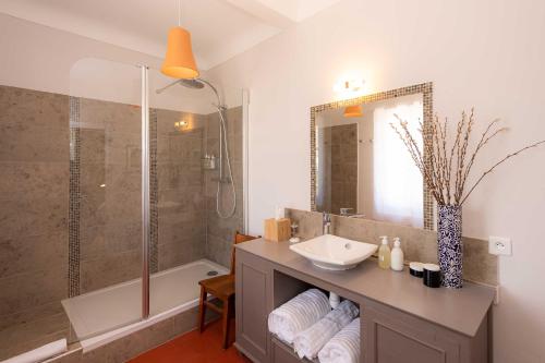 een badkamer met een wastafel en een douche bij Villa Bam Bam in Apt