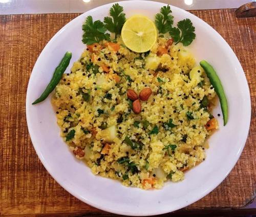 um prato branco de comida numa mesa em Hotel Green View International em Udaipur