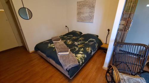 a bedroom with a bed with a green comforter at Rust en Stilte in de Natuur in Onstwedde
