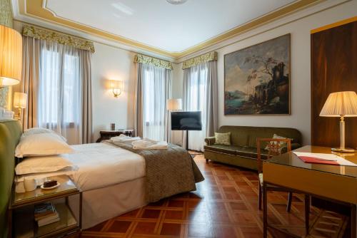 a hotel room with a bed and a living room at Ca' del Glicine in Venice