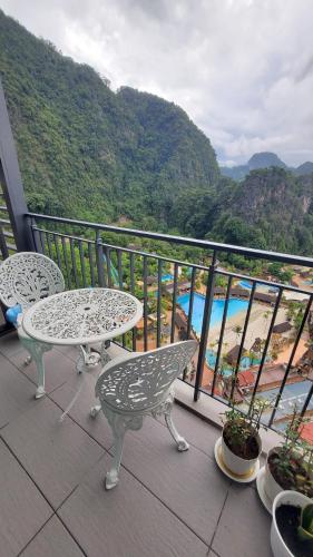 uma varanda com duas mesas e vista para a praia em Lost World Of Tambun Coco Guest House em Ipoh