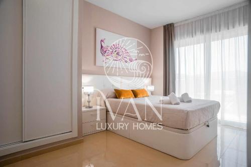 ein Schlafzimmer mit einem Bett mit einem Bild von einem Huhn in der Unterkunft Casa Yarina Ivan Luxury Homes 1ªPlta Sur 1ªLínea in Oropesa del Mar