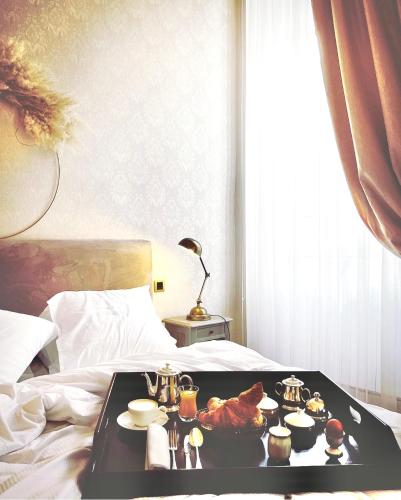 a tray of food on top of a bed at Chambres d'hôtes Relais Mira Peis in Mirepoix